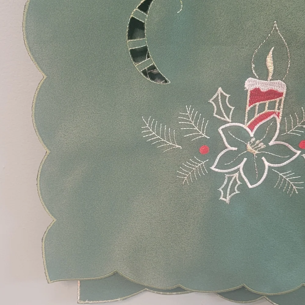 Vintage‎ Table Runner Christmas Holiday Green Embroidered Candle Floral